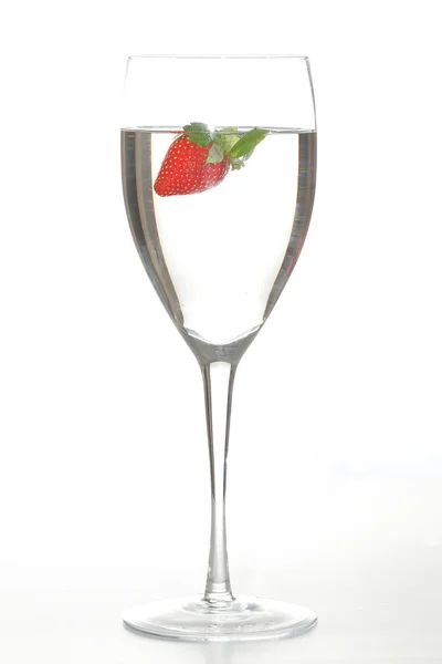 Fragola in un bicchiere d'acqua alto — Foto Stock