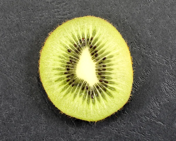 Kiwi Berry Fruit на черном фоне — стоковое фото