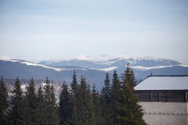 Haus im Skigebiet — Stockfoto