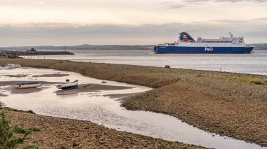 Cairnryan, Dumfries ve Galloway, İskoçya, İngiltere - 18 Ekim 2023: Larne 'dan kalkan bir feribot,
