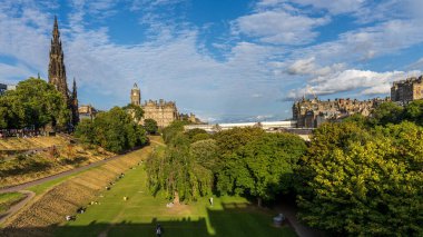 Edinburgh, İskoçya, İngiltere - 12 Eylül 2023: Princes Street Gardens 'tan Scott Anıtı' na doğru görüş