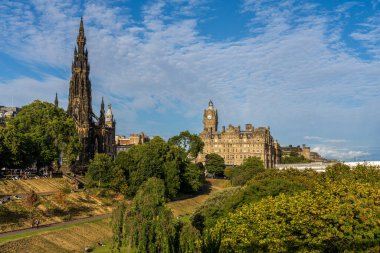 Edinburgh, İskoçya, İngiltere - 12 Eylül 2023: Princes Street Gardens 'tan Scott Anıtı' na doğru görüş