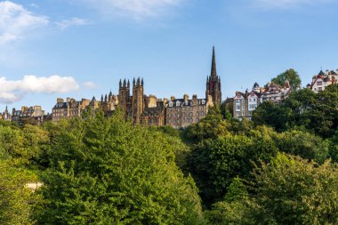 Edinburgh, İskoçya, İngiltere - 12 Eylül 2023: Market Caddesi ve St St Caddesi 'ndeki binalara doğru East Princes Street Gardens' tan görüntü