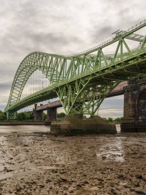 West Bank, Widnes, Chesire, İngiltere - 14 Mayıs 2023: Gümüş Jübile Köprüsü ve Ethelfleda Köprüsü Mersey Nehri 'ni geçiyor