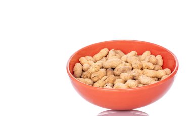 Kabuksuz fıstıklar beyaz arka planda izole edilmiş, makro.