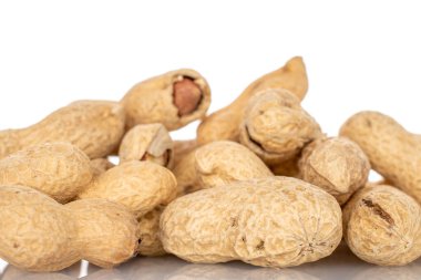 Kabuksuz fıstıklar beyaz arka planda izole edilmiş, makro.