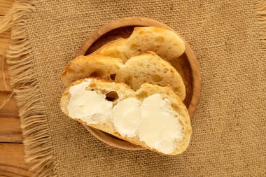 Jüt kumaşlı tereyağlı sandviç, üst manzara..