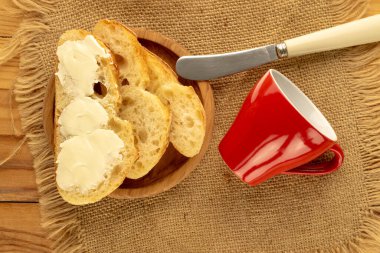 Jüt kumaşlı tereyağlı sandviç, üst manzara..