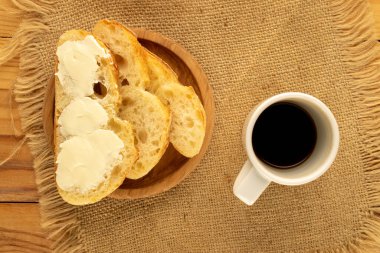 Jüt kumaşlı tereyağlı sandviç, üst manzara..