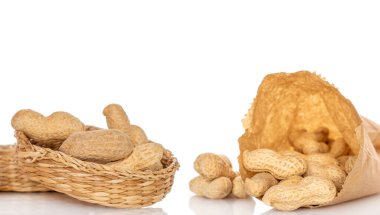 Kabuksuz fıstıklar beyaz arka planda izole edilmiş, makro.