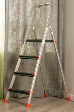 Odada dört basamaklı metal bir merdiven var..