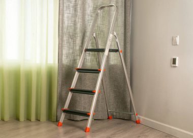 Odada dört basamaklı metal bir merdiven var..