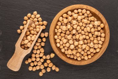 Tahta tabakta kuru nohut, kayrak taşı, makro, üst manzara..