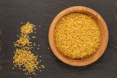 Tahta bir tabakta bulgur, tahta bir taş üzerinde, yakın plan, üst manzara..