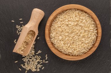 Tahta bir tabakta pirinç, tahta bir taş üzerinde, yakın plan, üst manzara..