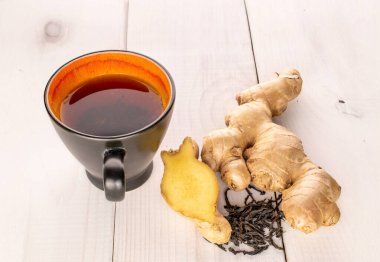 Tahta bir masada taze zencefil kökü, yakın plan..