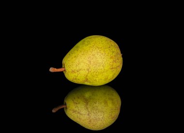 Siyah camda izole edilmiş taze armutlar