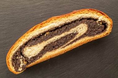 Haşhaş tohumlu kek, parçalara bölünmüş, makro, üst manzara.