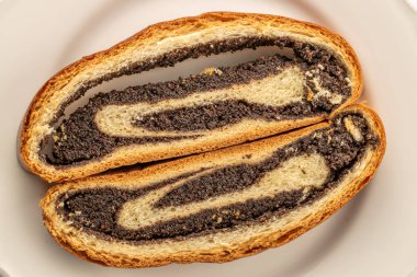 Haşhaş tohumlu kek, parçalara bölünmüş, makro, üst manzara.