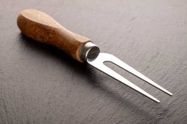 Kayrak taşı üzerinde peynir çatalı, yakın plan..