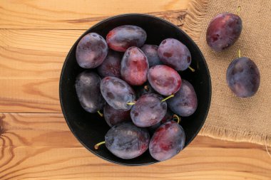 Tahta bir masada tatlı erikler, yakın çekim, üst manzara.