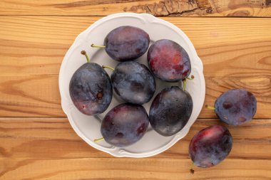 Tahta bir masada tatlı erikler, yakın çekim, üst manzara.