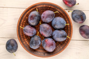 Tahta bir masada tatlı erikler, yakın çekim, üst manzara.