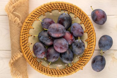  Tahta bir masada tatlı erikler, yakın çekim, üst manzara.