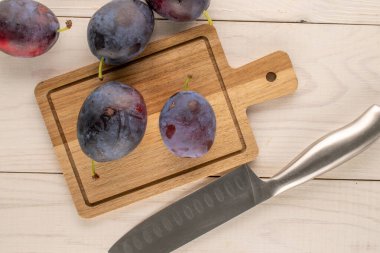  Tahta bir masada tatlı erikler, yakın çekim, üst manzara.