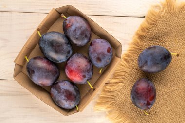  Tahta bir masada tatlı erikler, yakın çekim, üst manzara.