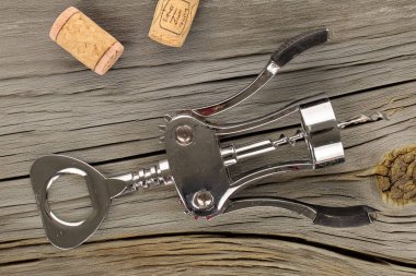 Eski ahşap tahtalarda metal tirbuşon, üst manzara..