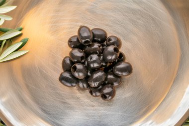 Konserve siyah zeytinler gümüş tepside, en üstte..