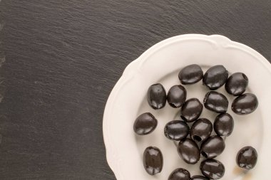 Yukardan bakıldığında konserve siyah zeytin..