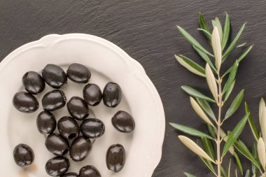 Yukardan bakıldığında konserve siyah zeytin..