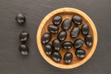 Yukardan bakıldığında konserve siyah zeytin..