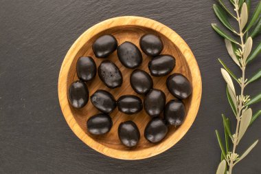 Yukardan bakıldığında konserve siyah zeytin..