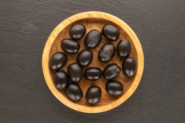 Yukardan bakıldığında konserve siyah zeytin..