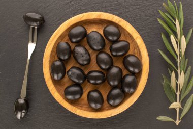 Yukardan bakıldığında konserve siyah zeytin..