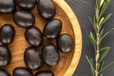 Yukardan bakıldığında konserve siyah zeytin..