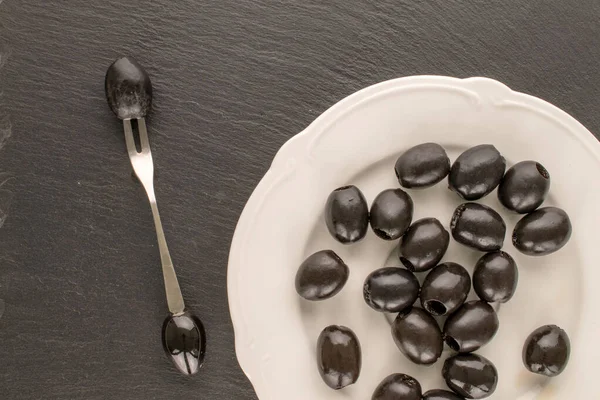 Yukardan bakıldığında konserve siyah zeytin..