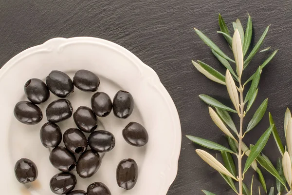 Yukardan bakıldığında konserve siyah zeytin..