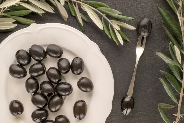 Yukardan bakıldığında konserve siyah zeytin..