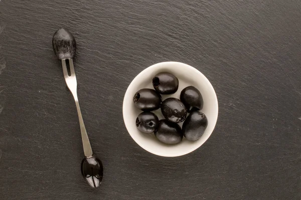 Yukardan bakıldığında konserve siyah zeytin..