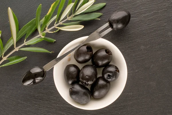 Yukardan bakıldığında konserve siyah zeytin..