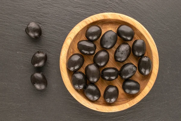 Yukardan bakıldığında konserve siyah zeytin..