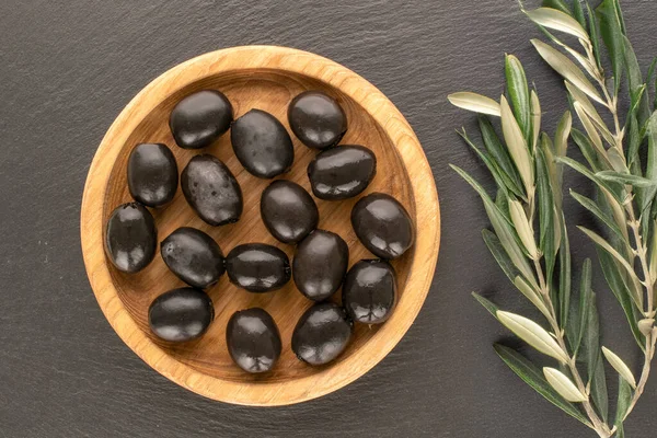 Yukardan bakıldığında konserve siyah zeytin..