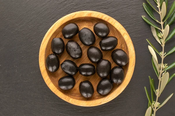 Yukardan bakıldığında konserve siyah zeytin..