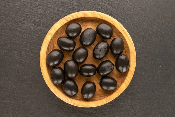 Yukardan bakıldığında konserve siyah zeytin..