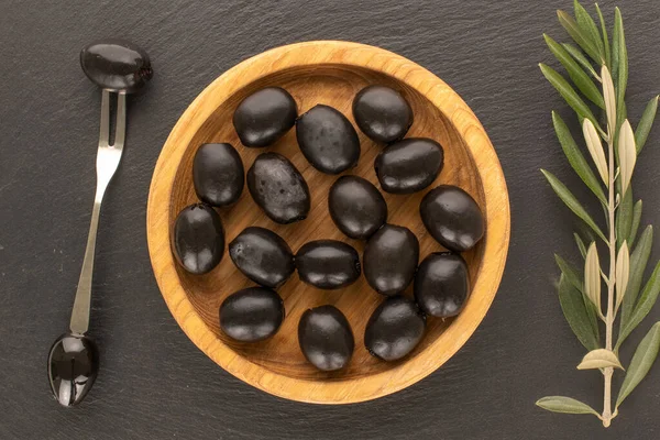 Yukardan bakıldığında konserve siyah zeytin..