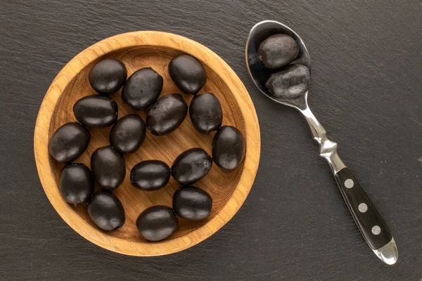 Yukardan bakıldığında konserve siyah zeytin..